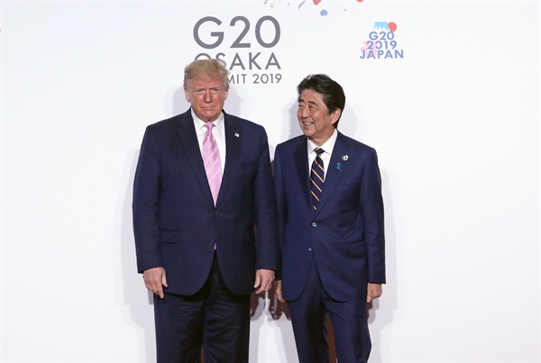 트럼프 미국 대통령이 6월 28일 오전 인텍스 오사카에서 열린 G20 정상회의 공식환영식에서 의장국인 일본 아베 신조 총리와 기념촬영하고 있다.
