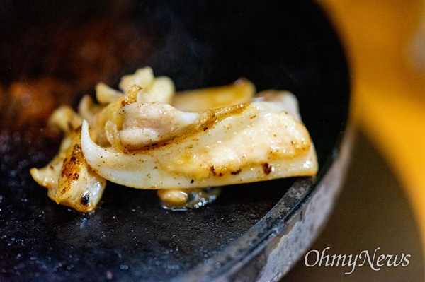 일본 규슈에서 먹은 토종닭 요리 가운데 가슴뼈 끝에 있는 연골구이가 가장 독특했다.