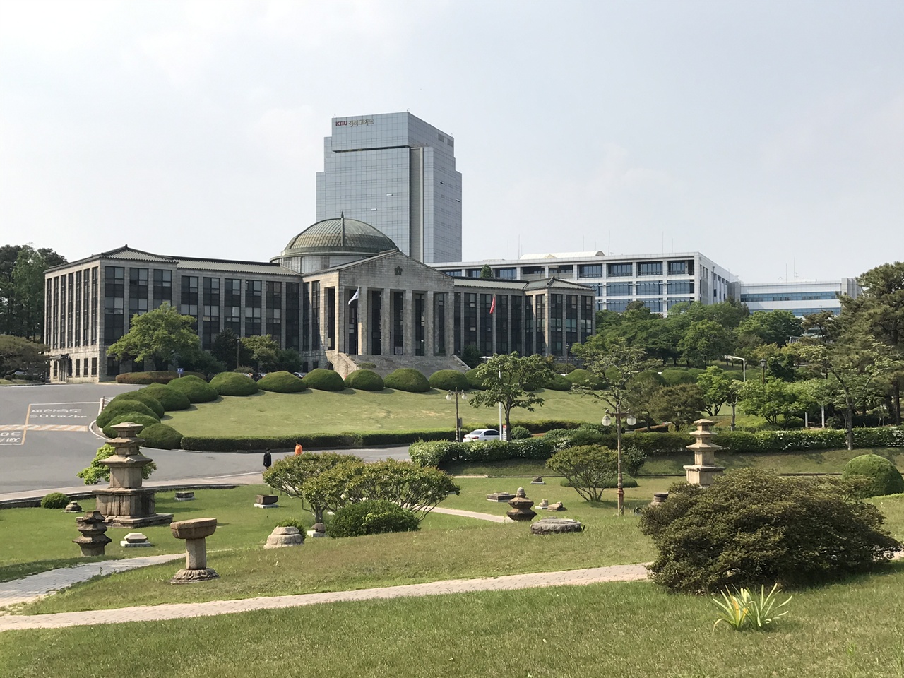 경북대학교 옛 도서관인 박물관에서 바라본 본관. 경북대학교 본관과 옛 도서관 일대는 수많은 시위와 집회가 벌어진 공간이다. 본관 주변의 로터리, 대강당 앞의 민주광장, 사회과학대학 앞의 여정남 공원은 경북대학교 학생운동사의 현장이자 여정남의 흔적을 찾아볼 수 있는 공간이다. 