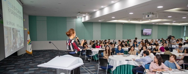  류선정 한국핀란드 교육연구센터 소장이 2일 울산시교육청에서 열린 연수에 참석한 관내 초, 중, 고, 특수학교 교원들에게 민주시민교육을 위한 핀란드 현상기반 교육과정을 안내하고 있다