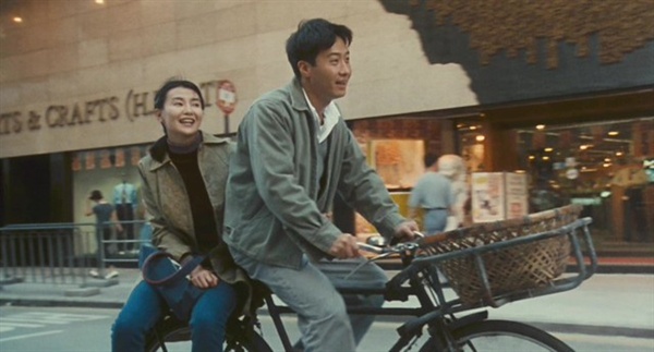 영화 <첨밀밀>의 한 장면. 영화는 1986년 홍콩을 배경으로 청춘들의 운명적인 만남을 그리고 있다 