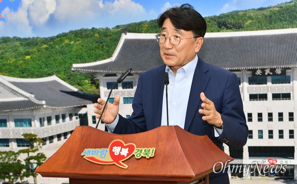 전우헌 경북도 경제부지사가 2일 오후 전자산업 혁신전략 계획을 발표하고 있다.