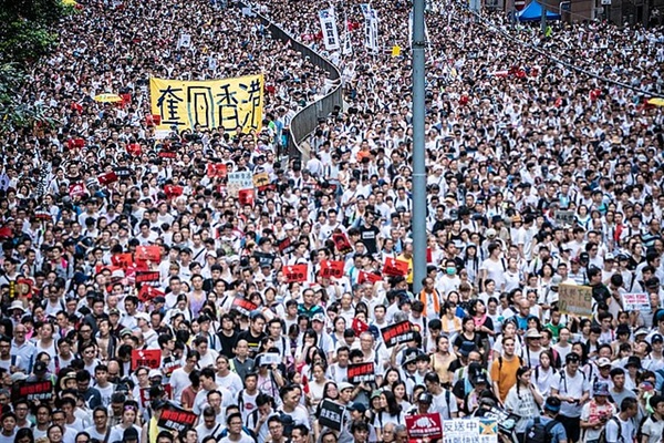 지난 6월 9일부터 홍콩 시민들은 중국 정부가 추진 중인 ‘범죄인 인도 법안’에 반대하는 대규모 시위를 벌이는 중이다 