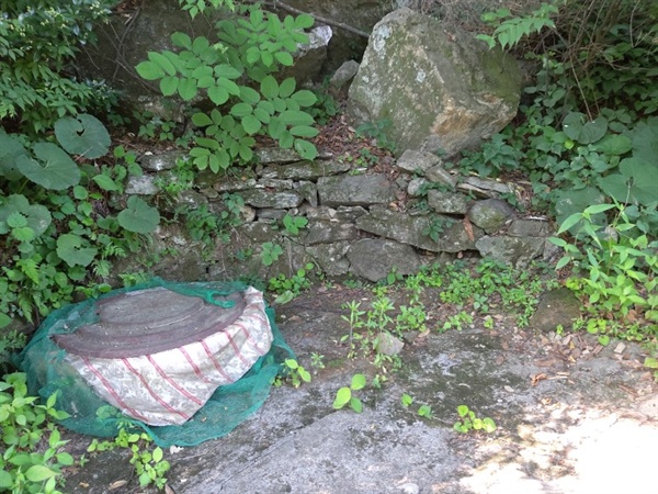  가야산 곳곳을 누비며 한 씨가 찾아내고 있는 옛 폐사지. 이런 것들이 모여 새로운 역사가 된다. 