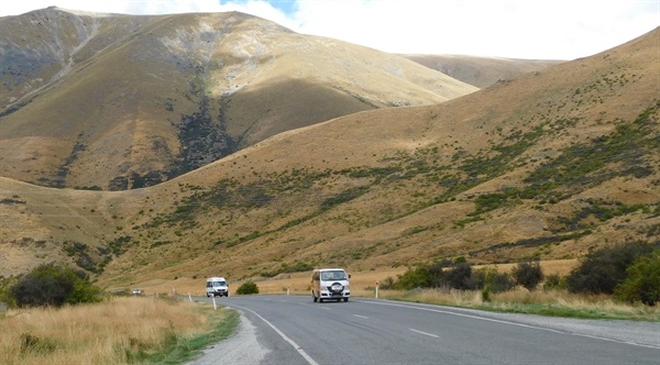 뉴질랜드 특유의 시골 도로, 캠핑 자동차를 많이 만난다.