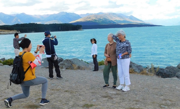 청록색을 띤 푸카키(Pukaki)호수를 찾은 중국 관광객