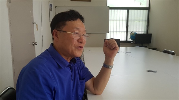 서울북부기술교육원 바이오메디텍 과정을 거친 전정남(68)씨가 2일 서울 상계주공2단지 아파트 관리사무실에서 <오마이뉴스>와 인터뷰를 하고 있다.