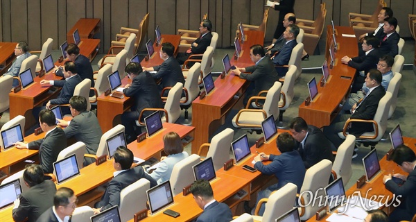 자유한국당 의원들이 3일 오전 서울 여의도 국회에서 열린 본회의에서 이인영 원내대표의 교섭단체 대표연설을 지켜보고 있다.
