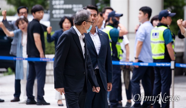 폐렴증상으로 서울대 병원에서 치료를 받은 이명박 전 대통령이 3일 오후 서울 서초구 서울중앙지법에 치료 후 처음으로 재판을 받기 위해 마스크를 쓰고 출석하고 있다. 