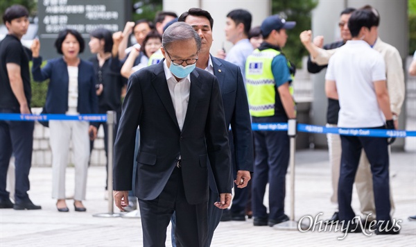  폐렴증상으로 서울대 병원에서 치료를 받은 이명박 전 대통령이 3일 오후 서울 서초구 서울중앙지법에 치료 후 처음으로 재판을 받기 위해 마스크를 쓰고 출석하고 있다. 