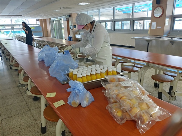 경기도 한 학교 급식실에서 대체 급식을 준비하고 있다.