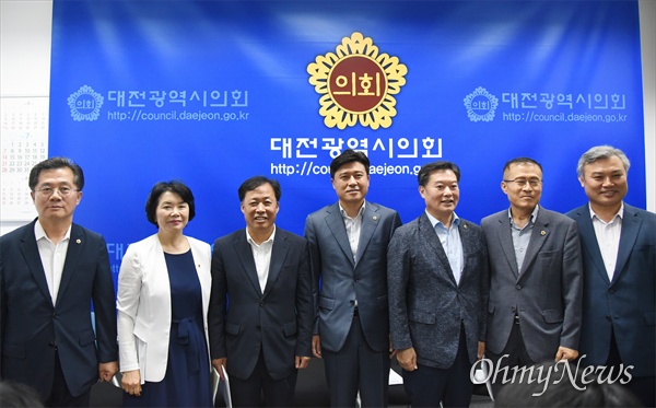 대전시의회 김종천 의장과 문성원 부의장, 상임위원장 들이 3일 오전 대전시의회 기자실에서 제8대 의회 1년 성과결과보고회를 개최했다.