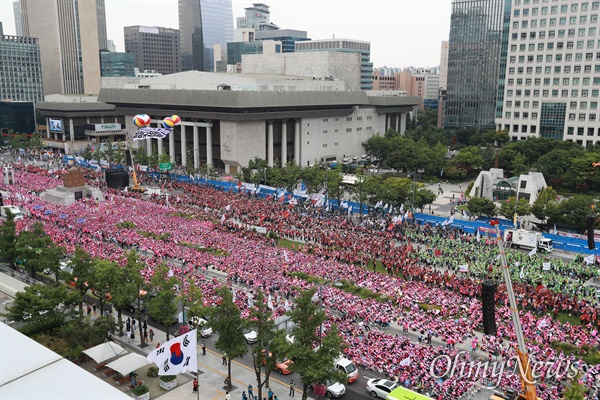 공공부문 비정규직노동자 총파업, 비정규직 철폐 전국노동자대회가 3일 오후 서울 광화문광장에서 학교비정규직노동자, 고속도로톨게이트요금소비정규직노동자 등이 참석한 가운데 열리고 있다.