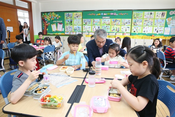 박종훈 경남도교육감이 3일 창원 남양초등학교를 찾아 도시락을 먹는 아이들을 격려했다.