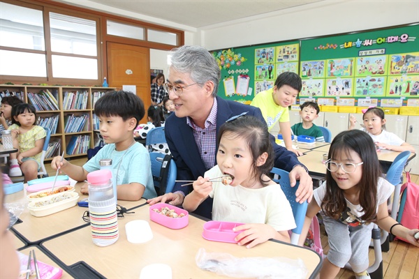 박종훈 경남도교육감이 3일 창원 남양초등학교를 찾아 도시락을 먹는 아이들을 격려했다.
