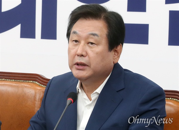 김무성 자유한국당 의원이 3일 오전 서울 여의도 국회에서 열린 최고위원-중진 연석회의에 참석해 발언을 하고 있다.