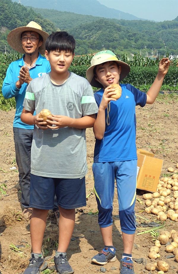 감자 수확을 마친 대가초등학교 어린이들을 대표해 6학년 정하선 어린이와 5학년 유한결 어린이가 북한 동요인 대홍단 감자 노래를 부르고 있다.