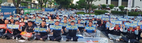 지난 6월 7일 서울 광화문 정부청사 앞에서 전국우정노조 서울지역본부 집배원 노동자들이 '과로사 방지' '인력 충원'을 요구하고 있다.