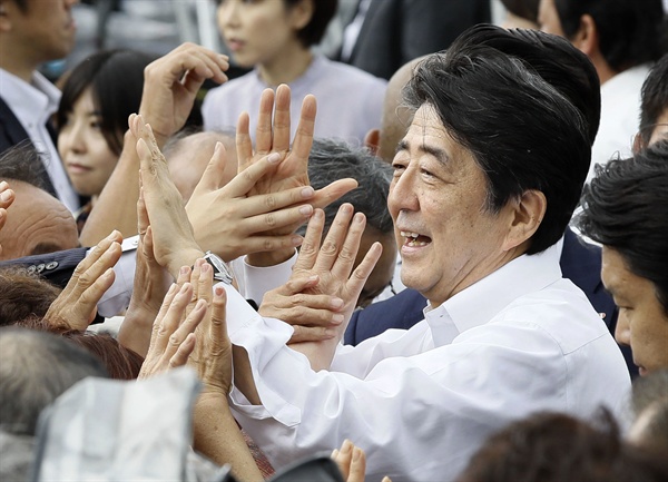 아베 신조(安倍晋三) 일본 총리가 4일 참의원 선거가 고시된 가운데 후쿠시마(福島)현 후쿠시마시에서 첫 유세에 나서 지지자들과 인사하고 있다.