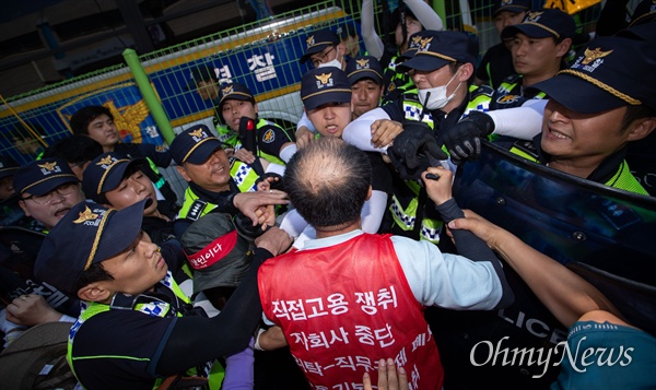 민주연합노조, 공공연대노조, 한국노총에 소속된 서울톨게이트 요금수납원들이 4일 오후 경기도 성남시 한국도로공사 교통센터 서울톨게이트 일대에서 정규직 직접고용을 요구하며 농성을 하던 중 깃발을 고공농성장으로 올리려다 경찰이 저지하자 몸싸움을 벌이고 있다.