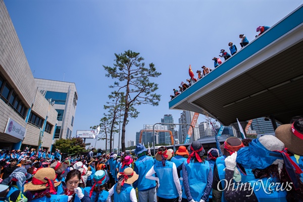  민주연합노조, 공공연대노조, 한국노총에 소속된 서울톨게이트 요금수납원들이 4일 오후 경기도 성남시 한국도로공사 교통센터 서울톨게이트 일대에서 정규직 직접고용을 요구하며 농성을 하고 있다. 약 1500명의 해고된 수납원들은 용역회사와 계약만료 후 한국도로공사가 자회사를 설립하여 채용을 전환하려고 하자 직접고용을 요구 했고 그 과정에서 해고 되었다. 