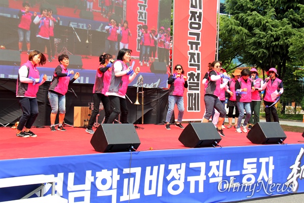 경남학교비정규직연대회의는 7월 4일 오후 경남도교육청 앞에서 "경남학교비정규직노동자 총파업 대회'를 열었다.