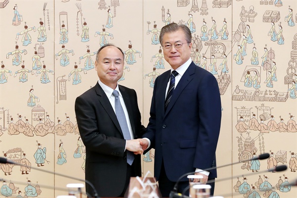 문재인 대통령과 손정의 일본 소프트뱅크 회장이 청와대에서 만났다.