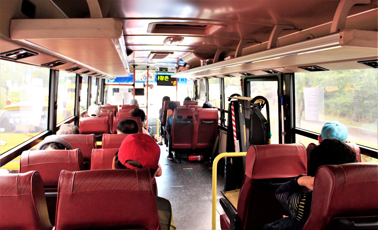 장애인·노약자 무료셔틀버스 12-1번의 내부 모습. 버스 한켠에 장애인 휠체어가 타고내릴 수 있는 리프트가 마련되어있다.
