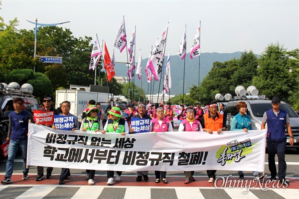 경남학교비정규직연대회의는 7월 4일 오후 경남도교육청 앞 도로에서 "총파업 대회"를 열었다.