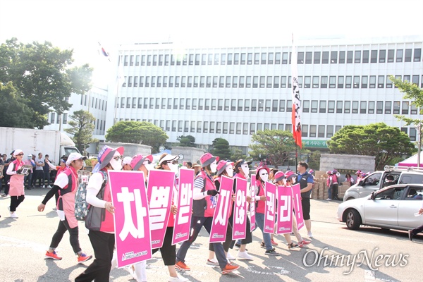 경남학교비정규직연대회의는 7월 4일 오후 경남도교육청 앞 도로에서 "총파업 대회"를 열었다.