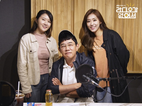  JTBC 팟캐스트 < 라디오가 없어서 >에 출연한 이경규, 방현영 PD(사진 왼쪽), 송민교 아나운서