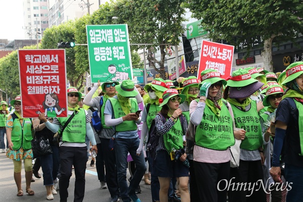 학교비정규직노조 조합원 700여 명은 4일 오후 대구시교육청 앞에서 집회를 열고 반월당네거리까지 거리행진을 벌였다.