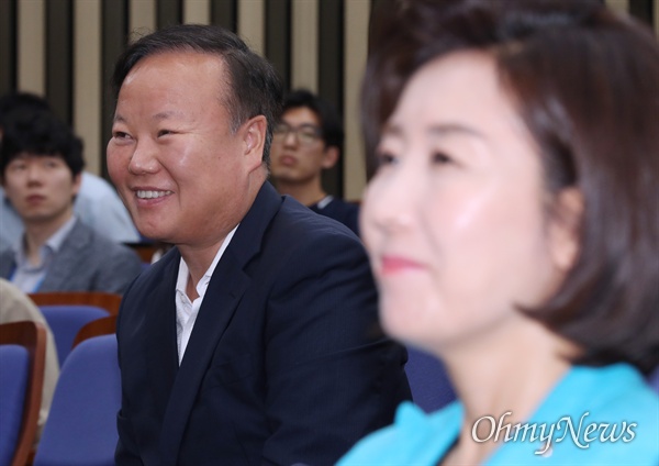 국회 예결위원장 후보에 김재원 한국당 의원  자유한국당 김재원(경북 상주·군위·의성·청송) 의원이 5일 오전 국회에서 열린 의원총회에서 20대 국회 마지막 예산결산특별위원회 위원장 후보로 선출된 뒤 환하게 웃고 있다. 오른쪽 앞은 나경원 원내대표. 