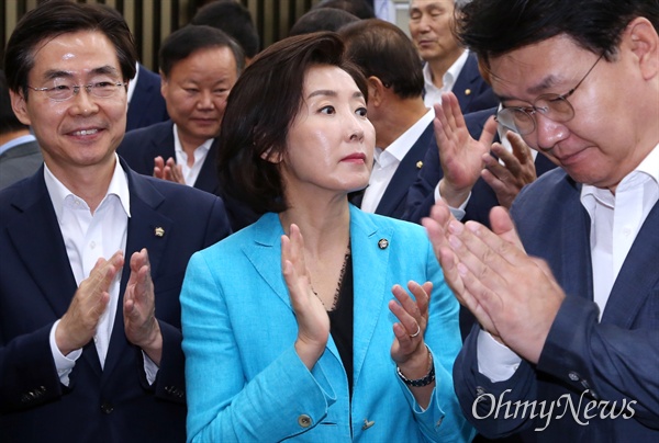 김재원 카드 밀어붙인 나경원 자유한국당 나경원 원내대표가 5일 오전 국회에서 열린 의원총회에서 20대 국회 마지막 예산결산특별위원회 위원장 후보로 김재원(경북 상주·군위·의성·청송) 의원을 확정한 뒤 박수치고 있다. 왼쪽 뒤로 김재원 의원이 보인다. 