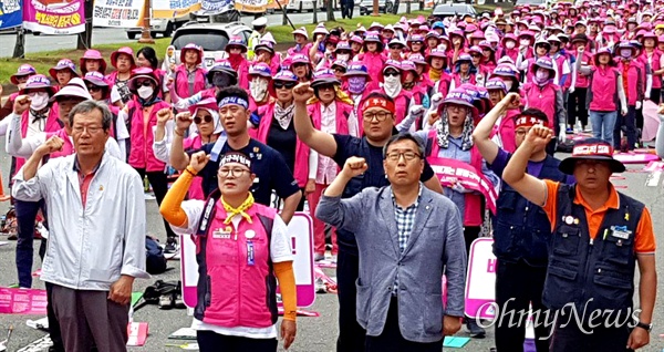  전국학교비정규직노동조합 경남지부는 7월 5일 오전 경남도교육청 앞에서 "총파업 결의대회"를 열었다.