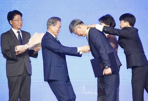  문재인 대통령이 5일 오후 대전컨벤션센터에서 열린 제2회 대한민국 사회적경제 박람회 개막식에서 유공자 포상을 하고 있다. 