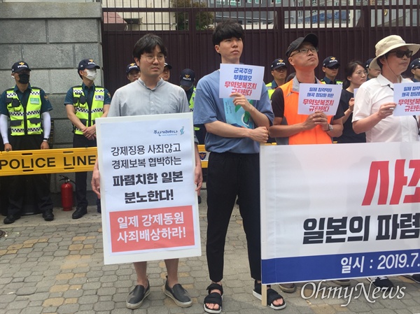 적폐청산·사회대개혁 부산운동본부는 5일 오후 부산 일본영사관 후문 앞에서 기자회견을 열었다.