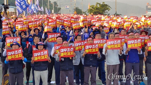  전국금속노동조합은 7월 5일 오후 거제 대우조선해양 N안벽 앞 도로변에서 “금속 영남 노동자 대회”를 열었다.