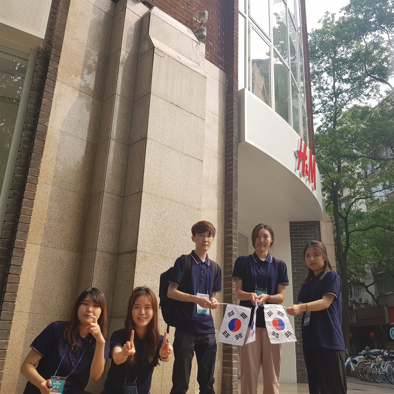  상하이 임시정부 첫 번째 청사 추정지에서. 지금은 옷가게로 바뀌었지만, 그당시 삼일운동 이후 국내외 조직된 세 정부가 통합되었던 역사적인 장소였다.