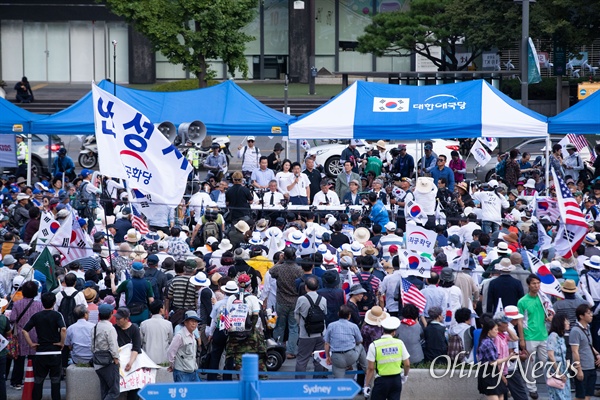 우리공화당 조원진, 홍문종 공동대표와 당원들이 6일 오후 서울 광화문광장에서 태극기 집회를 마치고 천막을 다시 설치한 후 팟캐스트를 진행하고 있다.