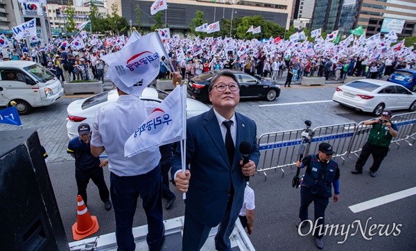 2019년 7월 6일 당시 우리공화당 조원진 공동대표가 서울역 광장에서 태극기 집회를 마친 후 서울 광화문광장에서 2차 태극기 집회를 열고 천막을 설치했다.