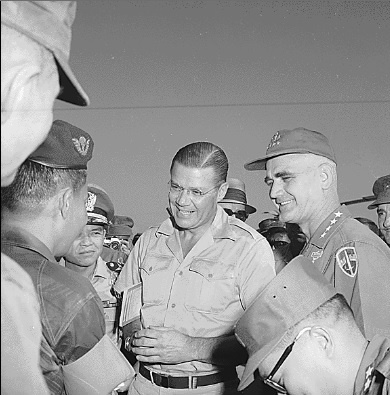 1965년 남베트남을 방문한 맥나마라 국방장관(중앙). 