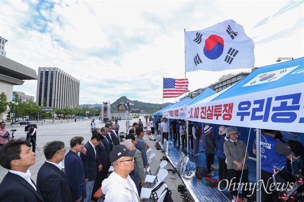  지난 6일 태극기 집회를 마치고 기습적으로 천막을 재설치한 우리공화당 조원진, 홍문종 공동대표와 최고위원들이 8일 오전 서울 광화문 광장에 설치한 천막 당사에서 최고위원회의를 열고 있다. 