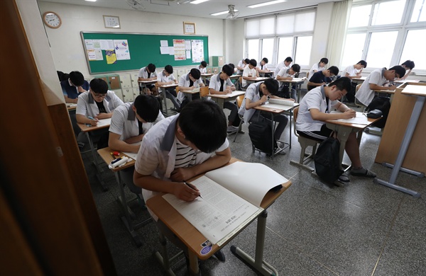 오늘날 학교교육은 초등학교시절부터 학업에 매달리는 아동들을 양산하고 있다.