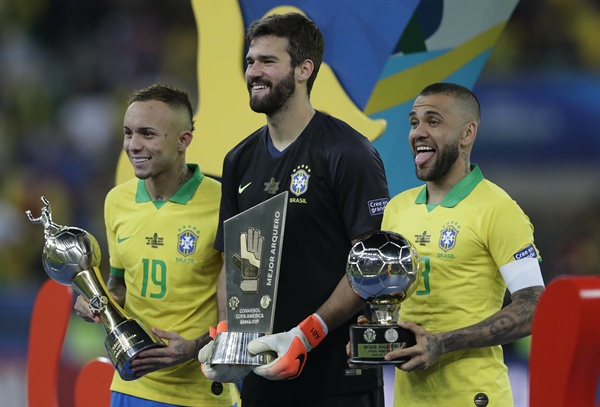  브라질이 2019년 7월 7일(한국시간) 브라질에서 열린 2019 코파 아메리카 결승전에서 페루를 3-1로 꺾고 우승을 차지했다. 시상식 직후 브라질의 에베르통(왼쪽)이 최다득점자 트로피를, 알리송(가운데)이 최우수골키퍼 트로피를, 다니 알베스(오른쪽)가 최우수선수상 트로피를 각각 들고 있다. 
