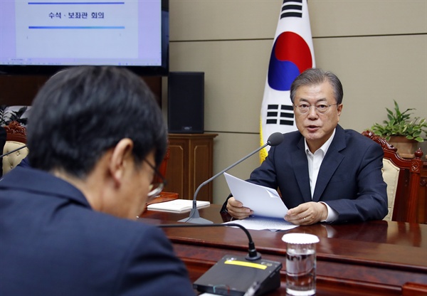 문재인 대통령이 지난 8일 오후 청와대에서 열린 수석보좌관 회의에서 발언하고 있다. 왼쪽은 김상조 정책실장.