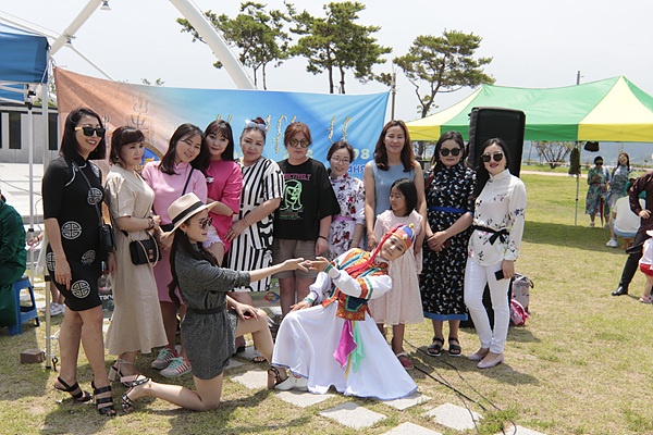 나담축제에 참가한 여성들이 기념촬영했다