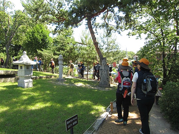 ‘서울둘레길 100인 원정대’ 완주자들이 6월 22일 서울 도봉구 방학동의 연산군묘를 둘러보고 있다.