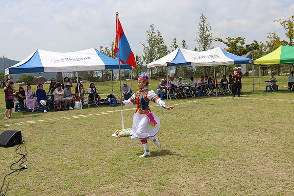 몽골전통 춤을 추는  여성. 말타는 모습을 표현한 몽골전통 민속춤이라고 한다