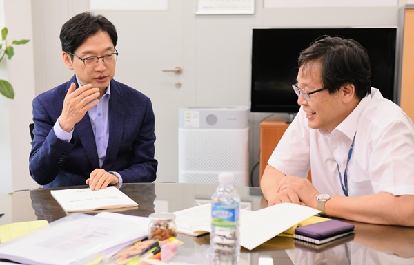 김경수 경남지사가 7월 8일 기획재정부를 찾아 국비 확보에 대해 설명했다.